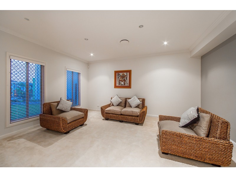 5 Eva Court, Newport QLD 4020