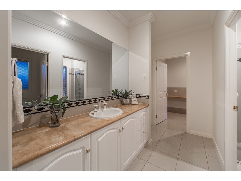 5 Eva Court, Newport QLD 4020