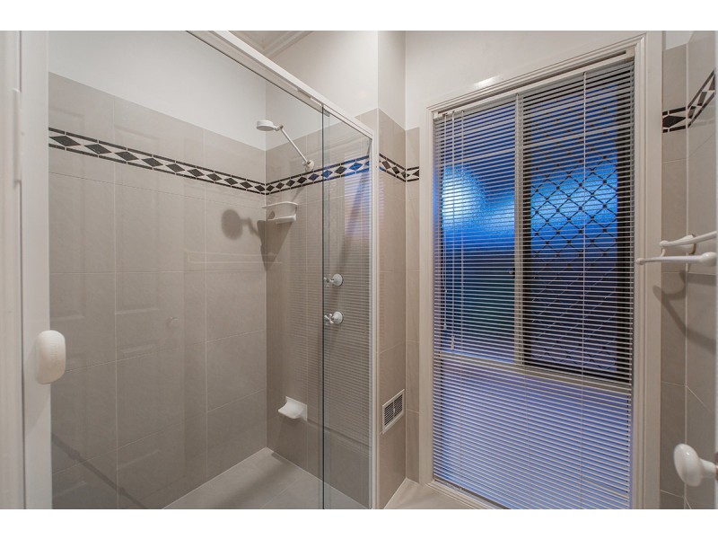 5 Eva Court, Newport QLD 4020