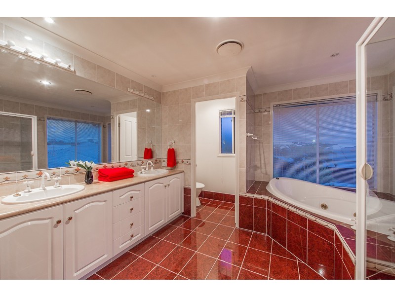 5 Eva Court, Newport QLD 4020