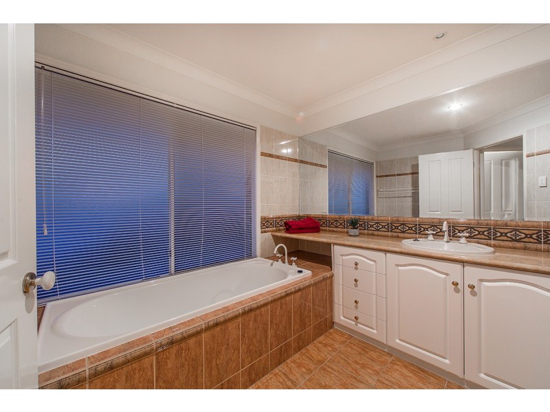 5 Eva Court, Newport QLD 4020