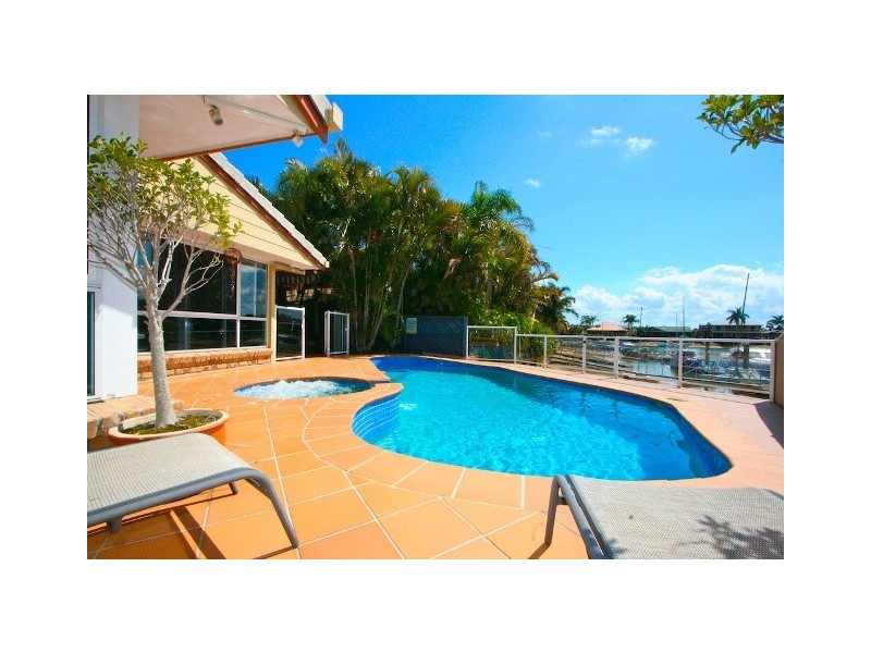 2 France Court, Scarborough QLD 4020