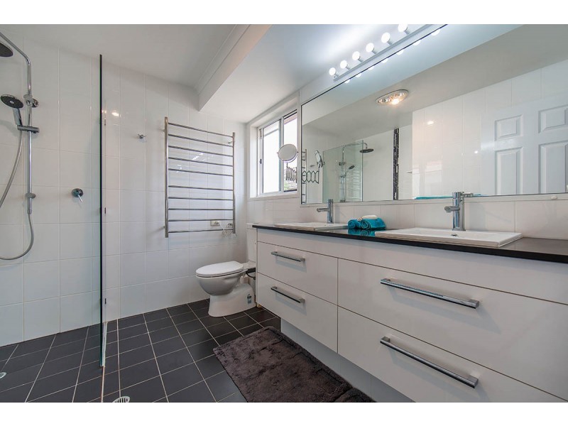 64 Southern Cross Drive, Newport QLD 4020