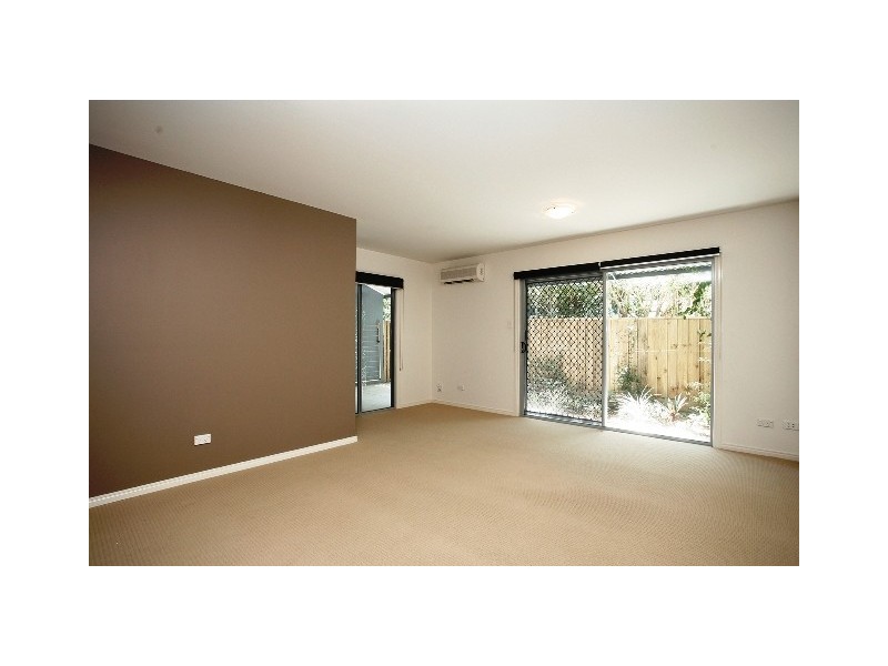 2/15-17 Caroline Street, Woody Point QLD 4019