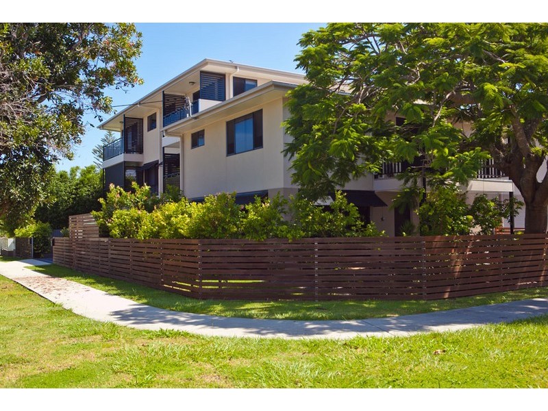 2/12 Wharf Street, Woody Point QLD 4019