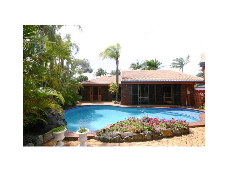 4 Riviera Court, Scarborough QLD 4020