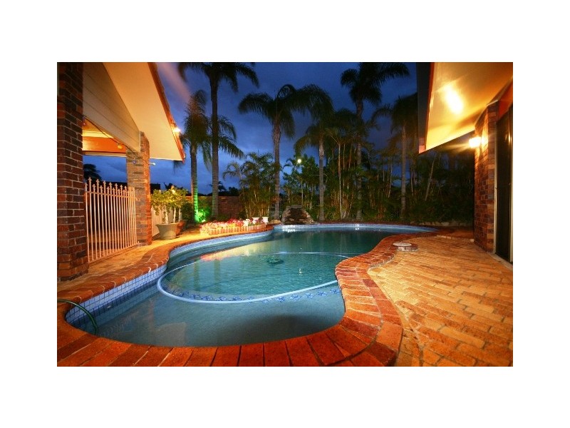 4 Riviera Court, Scarborough QLD 4020