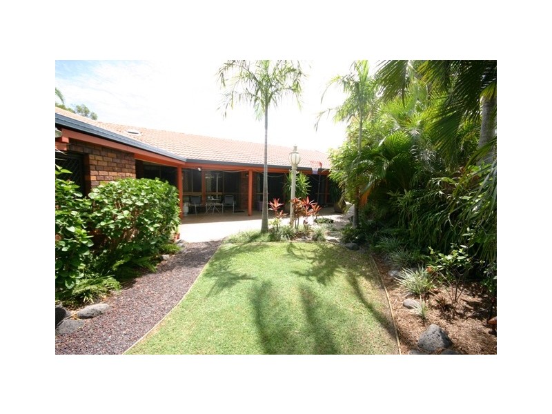 4 Riviera Court, Scarborough QLD 4020