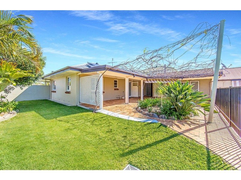 8 Garnet Street, Scarborough QLD 4020