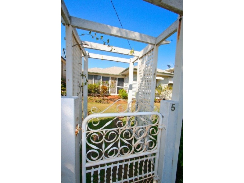 5 Queen Street, Scarborough QLD 4020