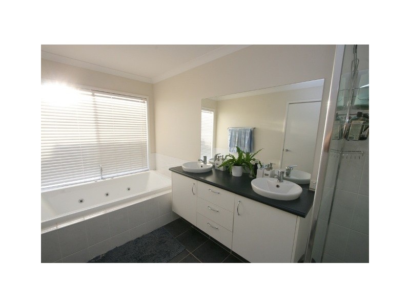 10 Queen Street, Scarborough QLD 4020
