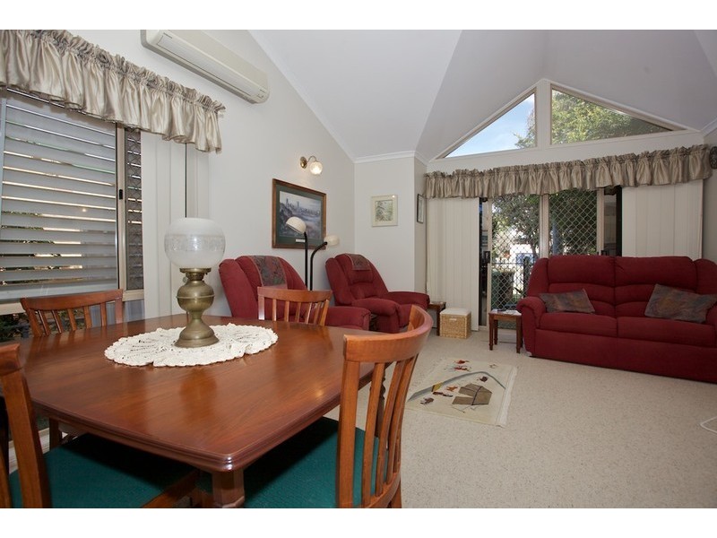 1/18 Eversleigh Road, Scarborough QLD 4020