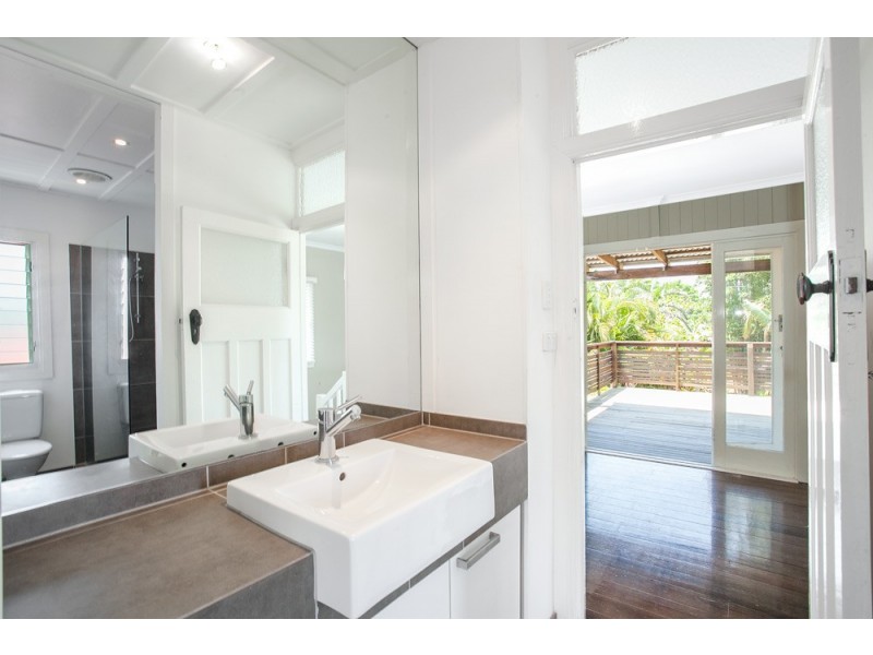 17 Campbell Street, Scarborough QLD 4020