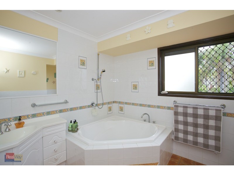 25 Southern Cross Drive, Newport QLD 4020