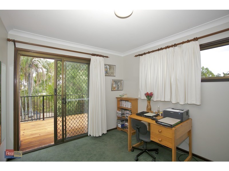 25 Southern Cross Drive, Newport QLD 4020