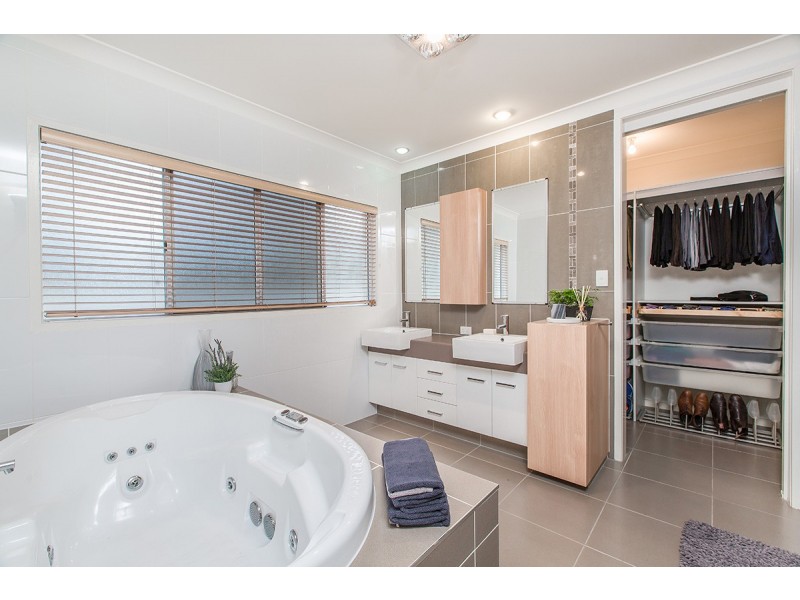 19 Skandia Court, Newport QLD 4020