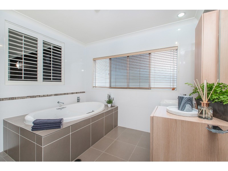 19 Skandia Court, Newport QLD 4020