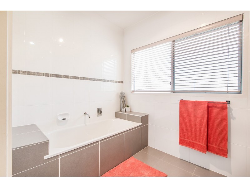 19 Skandia Court, Newport QLD 4020
