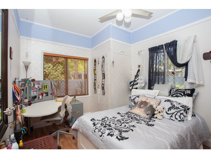 70 Fernlea Avenue, Scarborough QLD 4020