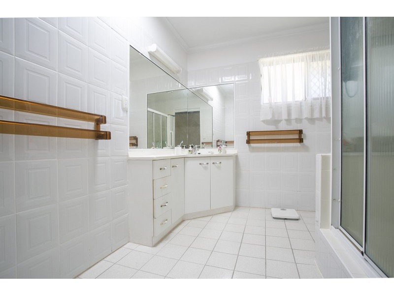 33 Endeavour Esplanade, Newport QLD 4020