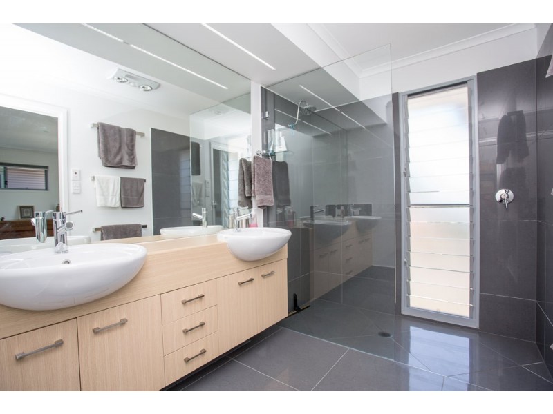 82 Seaville Avenue, Scarborough QLD 4020