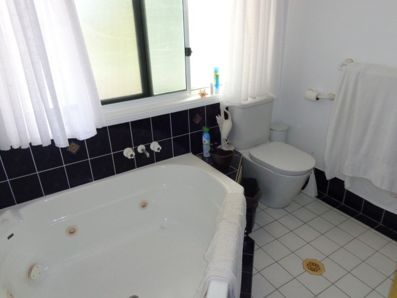 3 Rainbow Court, Newport QLD 4020