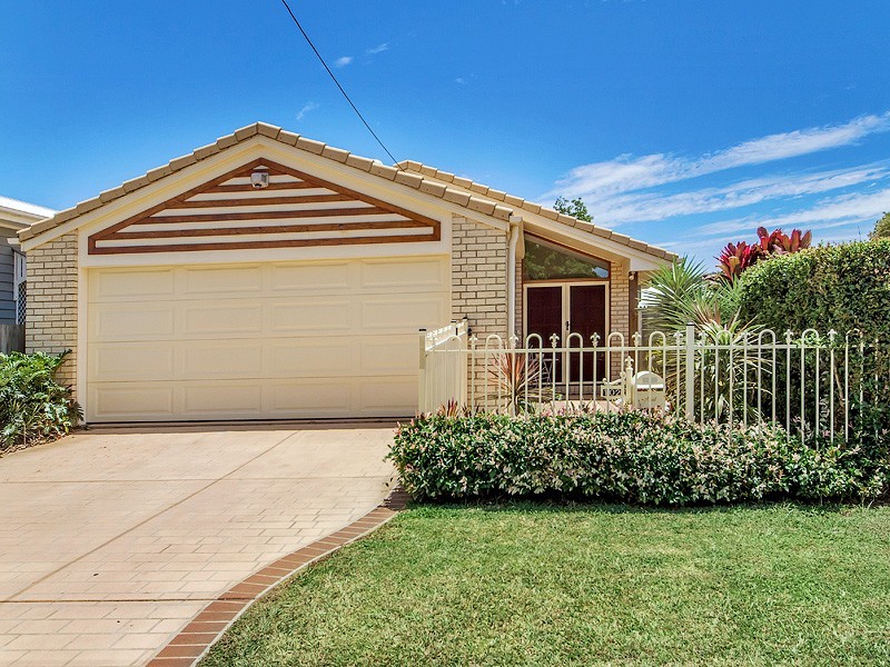 102 Arthur Street, Woody Point QLD 4019