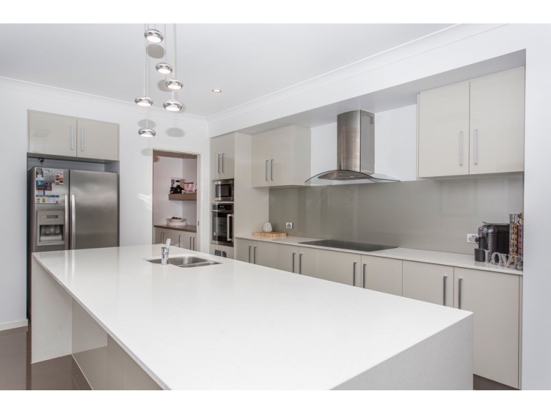 3 Roma Street, Scarborough QLD 4020