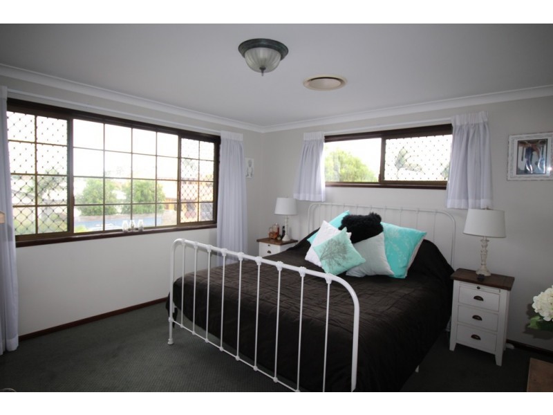 25 Southern Cross Drive, Newport QLD 4020