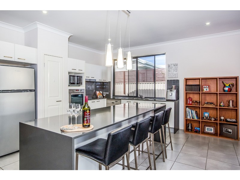 8 Skandia Court, Newport QLD 4020
