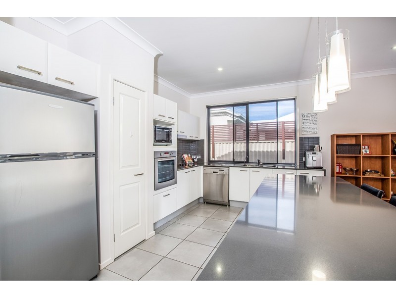 8 Skandia Court, Newport QLD 4020