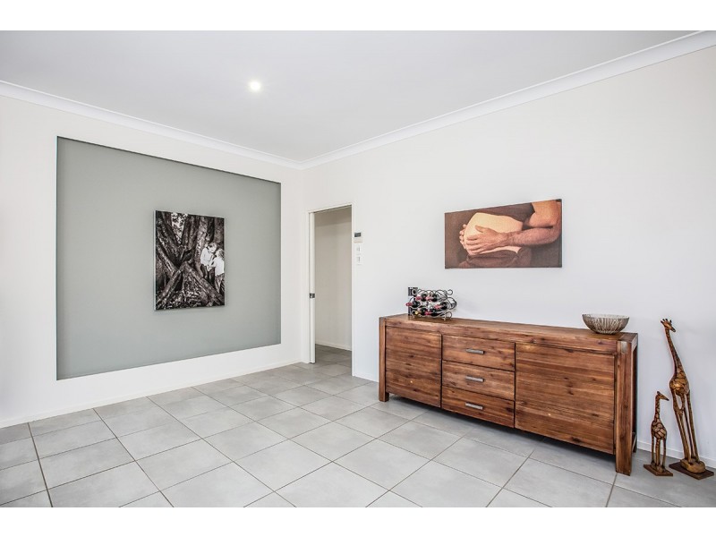 8 Skandia Court, Newport QLD 4020