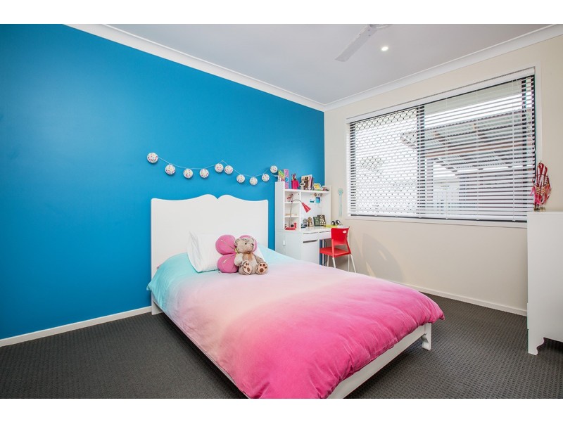 8 Skandia Court, Newport QLD 4020