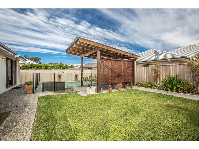 8 Skandia Court, Newport QLD 4020