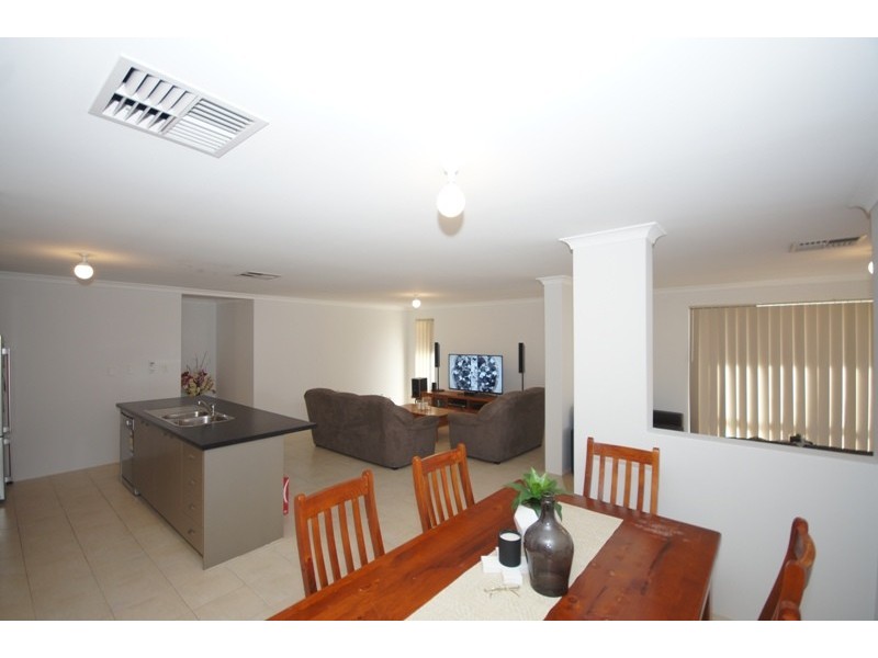 4 Heyford Pde, Bertram WA 6167