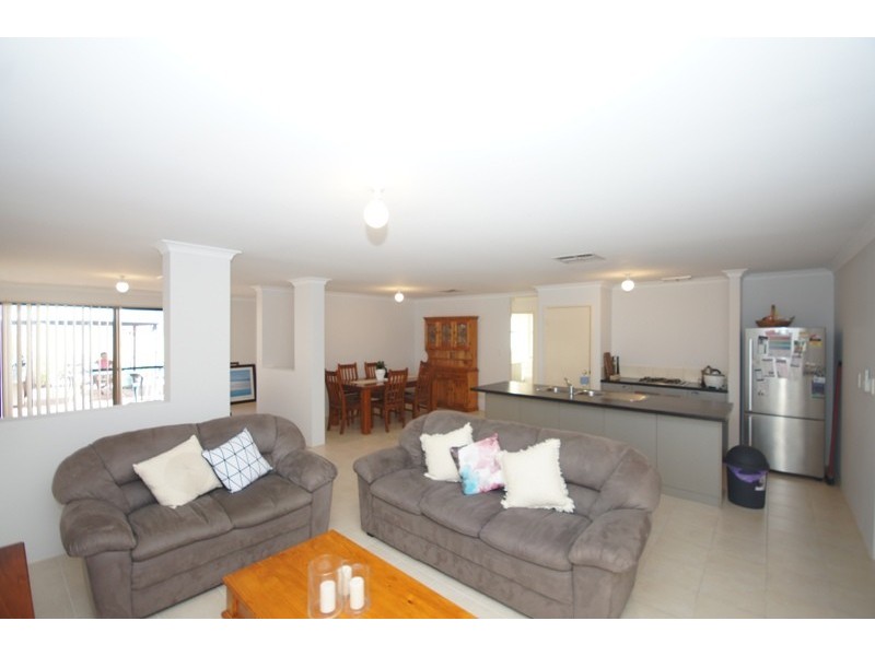 4 Heyford Pde, Bertram WA 6167