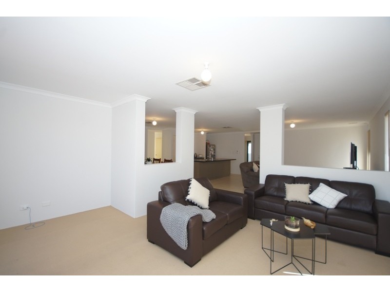 4 Heyford Pde, Bertram WA 6167