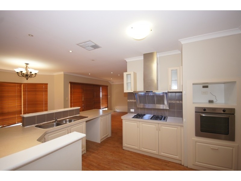 10 Charnley Bend, Success WA 6164