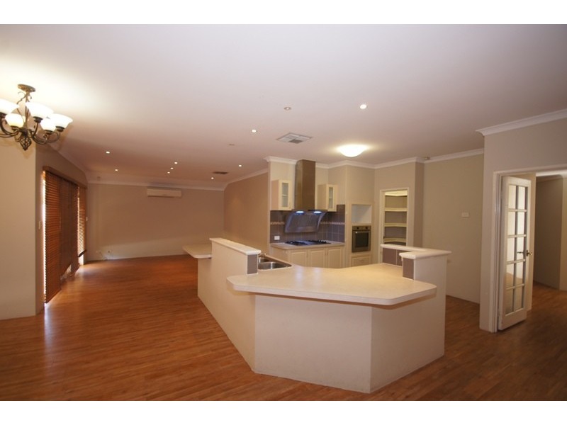 10 Charnley Bend, Success WA 6164