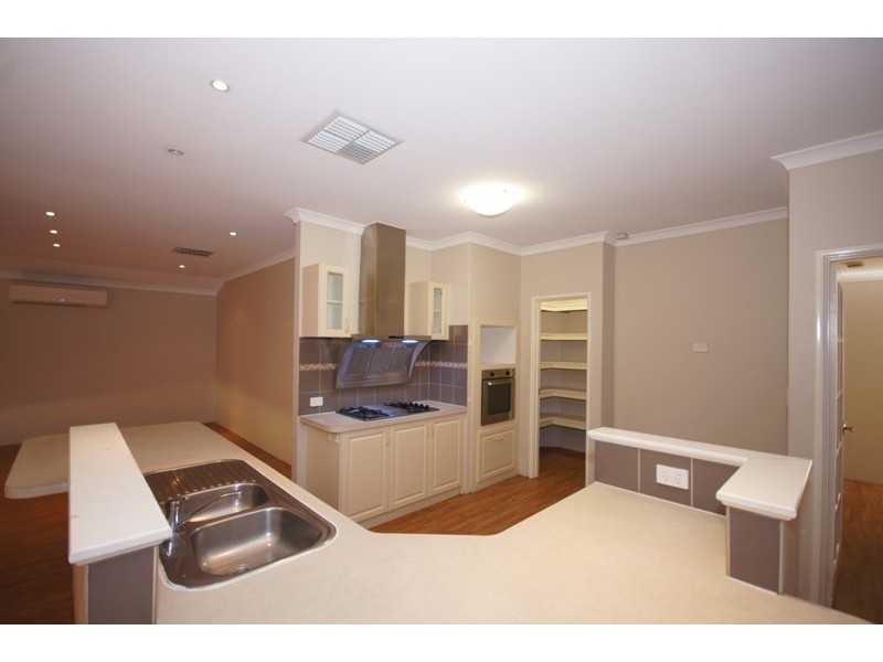 10 Charnley Bend, Success WA 6164