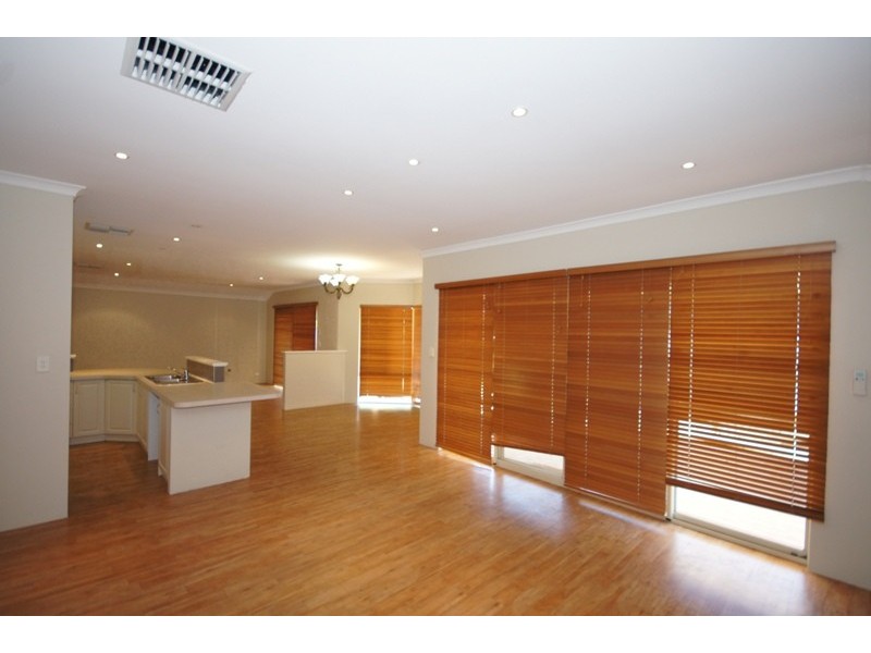 10 Charnley Bend, Success WA 6164