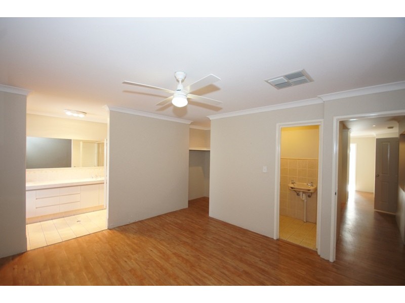 10 Charnley Bend, Success WA 6164