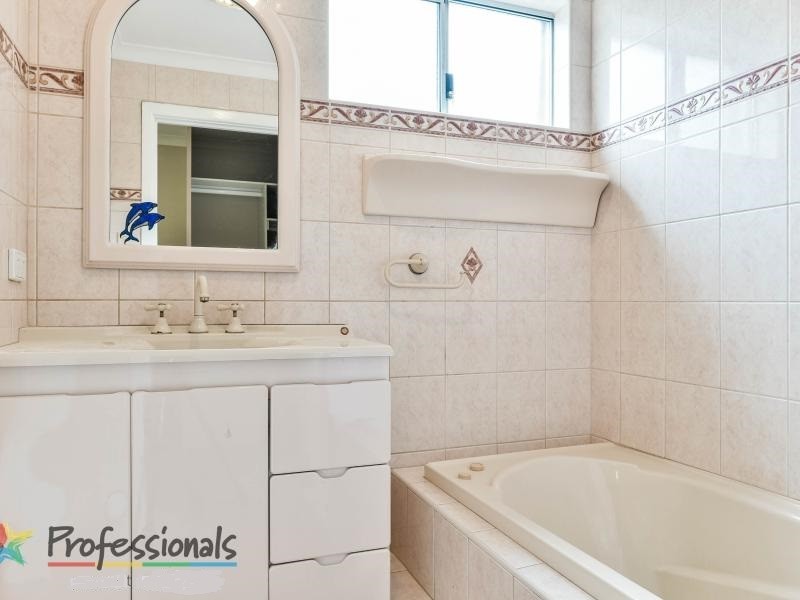 8 Ravenslea Drive, Parkwood WA 6147