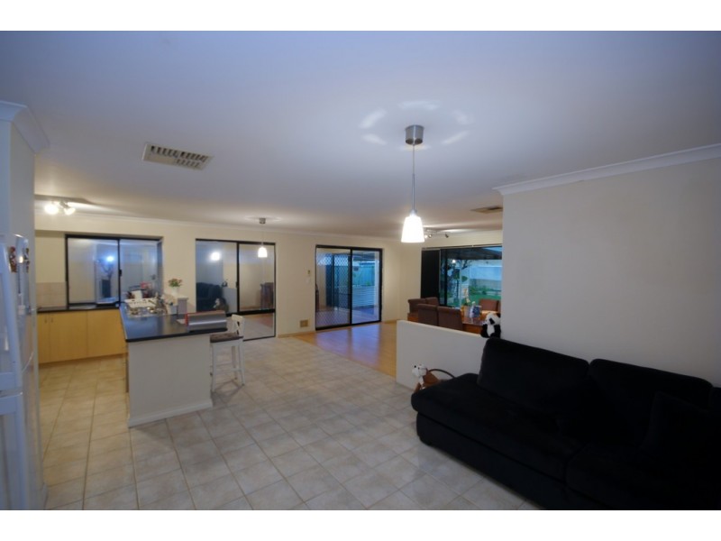 10 Charm Way, Atwell WA 6164