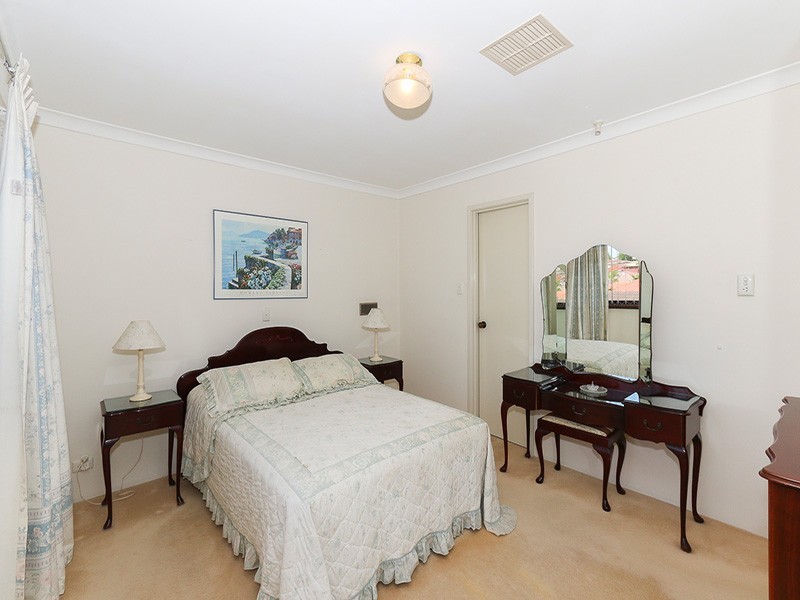 4 PEAK COURT, Leeming WA 6149