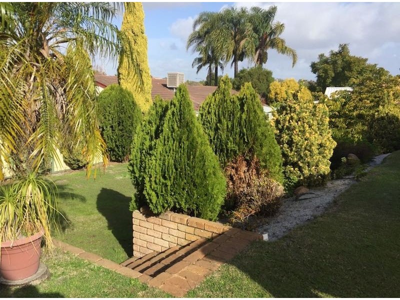 4 PEAK COURT, Leeming WA 6149