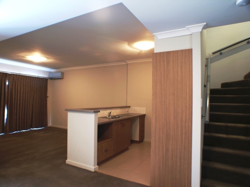 2/11 Pearson Drive, Success WA 6164