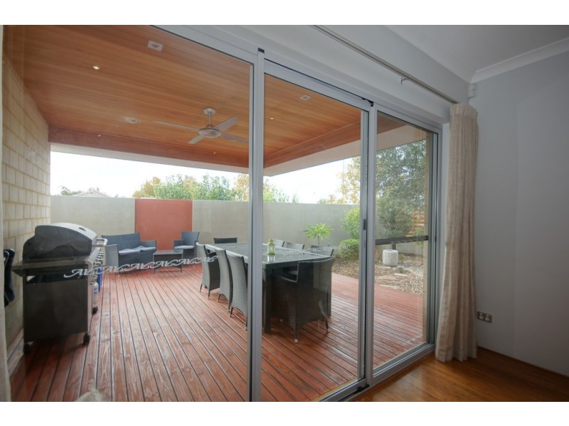 8 Isla Place, Piara Waters WA 6112