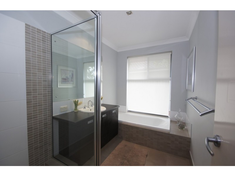 8 Isla Place, Piara Waters WA 6112