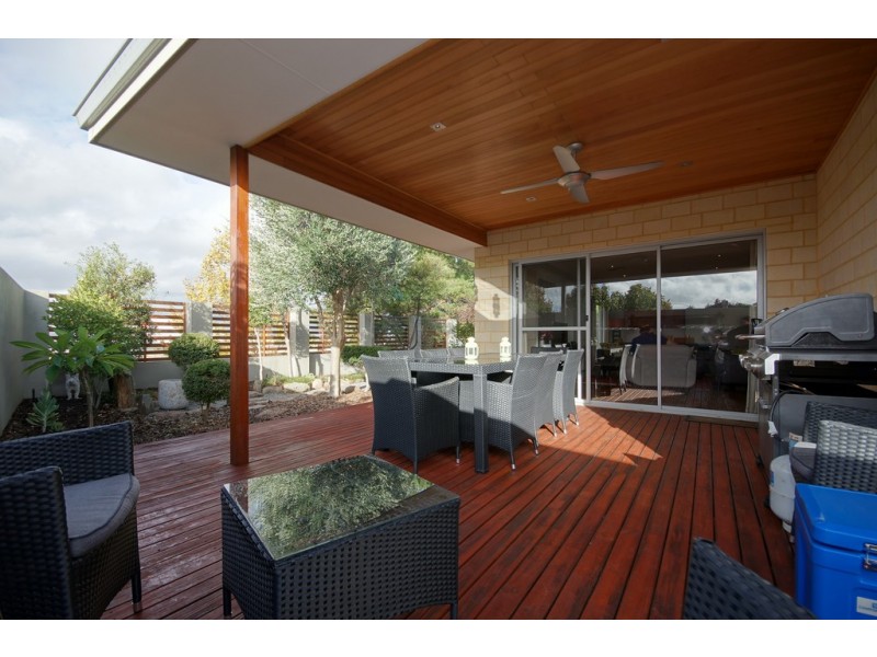 LEASED 8 Isla Place, Piara Waters WA 6112
